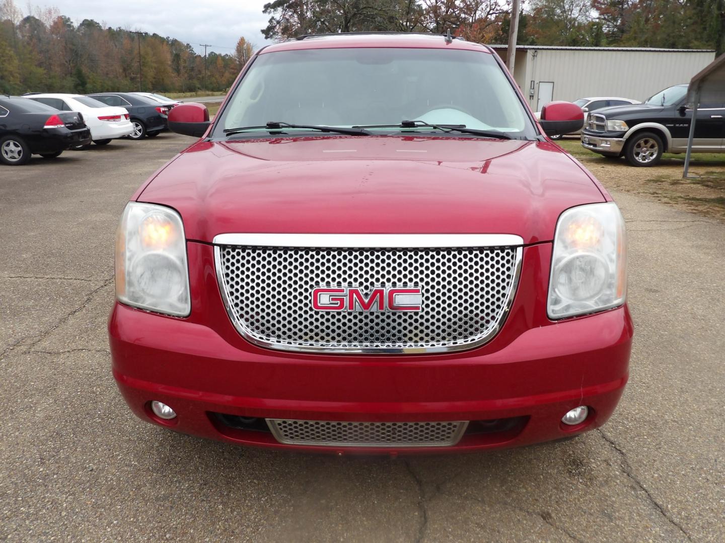 2012 Crystal Claret Tincoat /Tan GMC Yukon SLT (1GKS1CE00CR) with an 5.3L V8 engine, Automatic transmission, located at 401 First NE, Bearden, AR, 71720, (870) 687-3414, 33.726528, -92.611519 - Photo#23